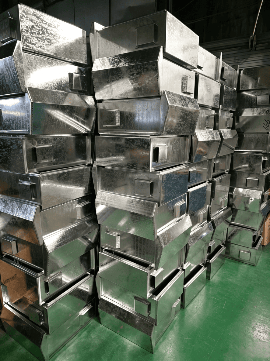 Dalla lamiera zincata alla scatola finita: foto reali dell'officina di lamiera di Ouyue Electric, che rivelano il processo di assemblaggio della scatola di distribuzione in acciaio inossidabile prima della spruzzatura