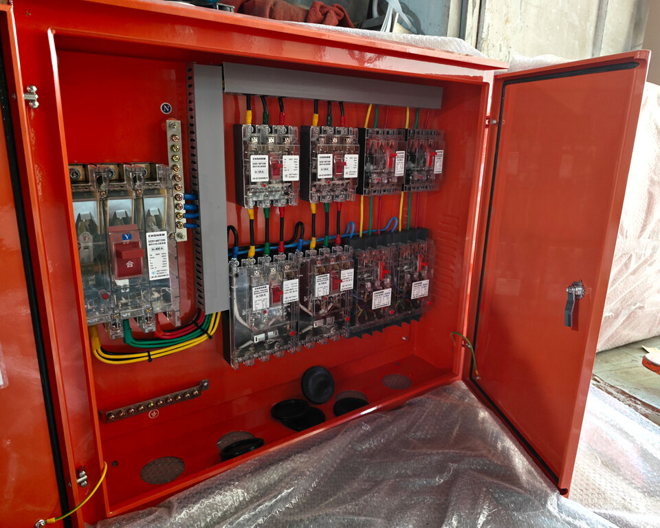 Con il surriscaldamento delle infrastrutture globali, come possono tenere il passo gli standard di distribuzione dell’energia per i cantieri edili? Ouyue Electric ha lanciato un box a doppia porta sinistra e destra per esterni in acciaio inossidabile ad alta protezione