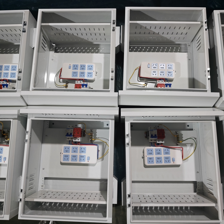 Foto reali di produzione di massa della scatola di distribuzione esterna antipioggia di Ouyue Electric: un display dell'intero processo, dal guscio di lamiera all'assemblaggio completo della macchina
