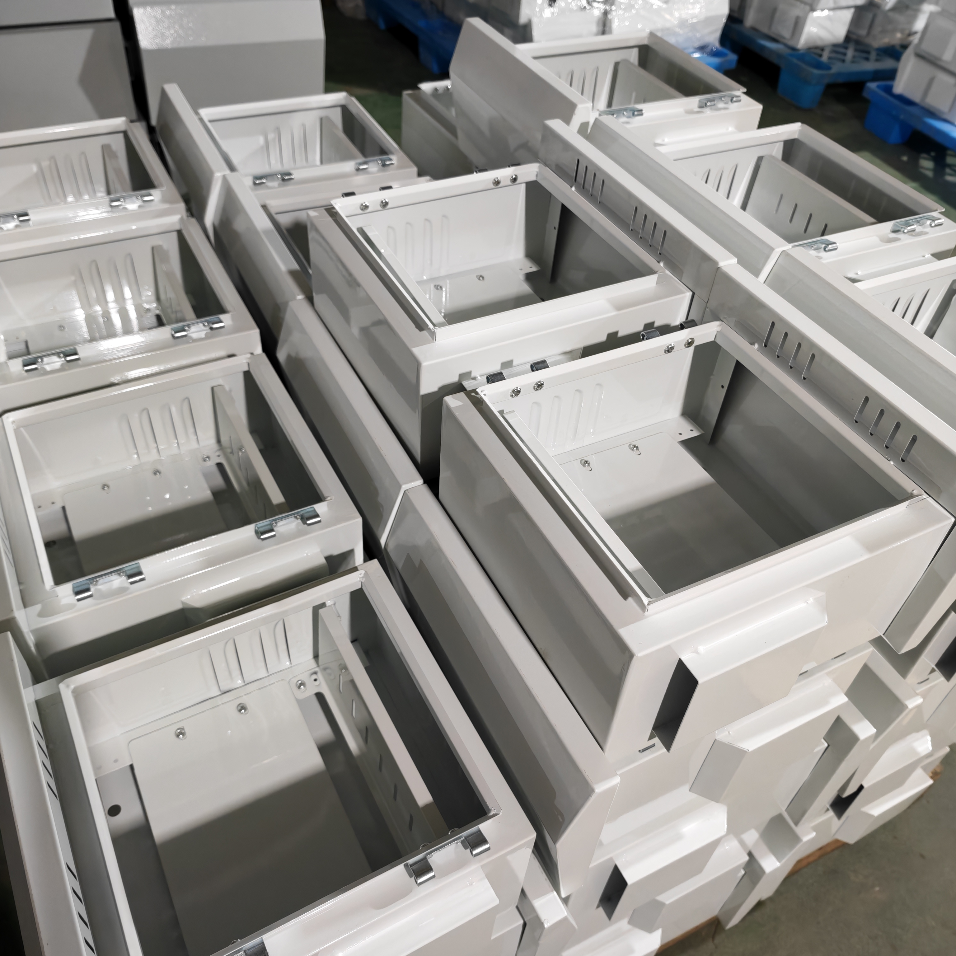 Le scatole di monitoraggio antipioggia per esterni di Ouyue Electric vengono assemblate in lotti e stanno per essere inviate in Brasile