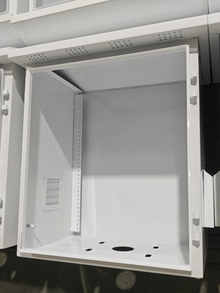 Scatola di distribuzione in acciaio inox con tettuccio antipioggia e ventilazione anti-insetto